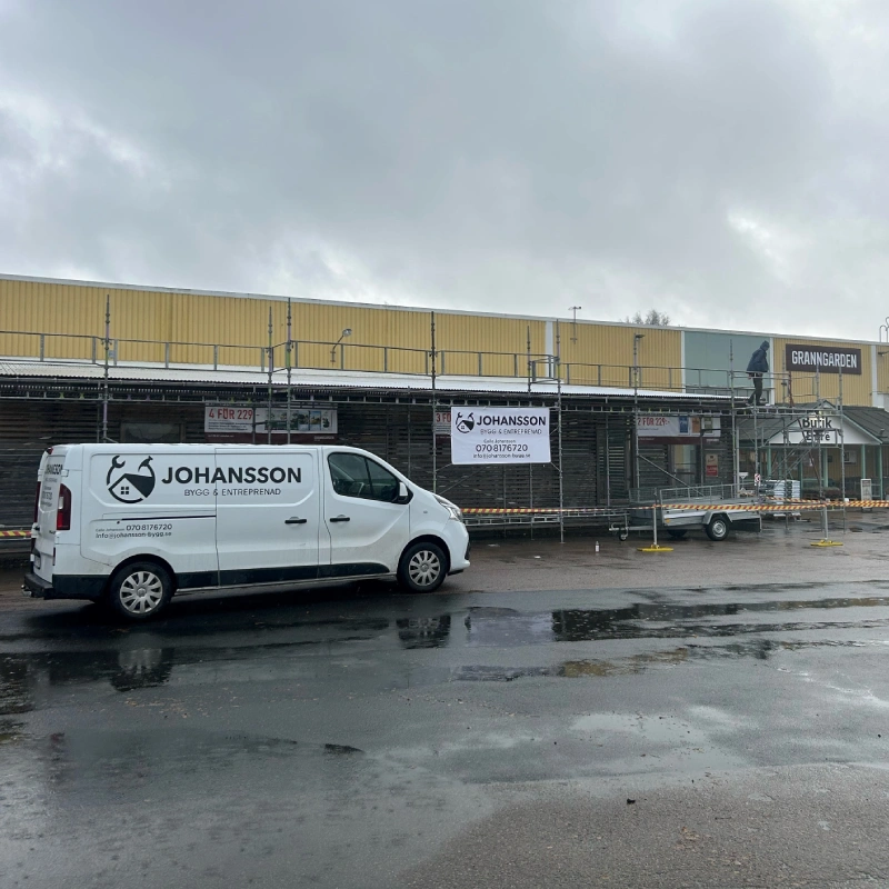 Byggställning och fasadbyte på Granngården i Ljungby