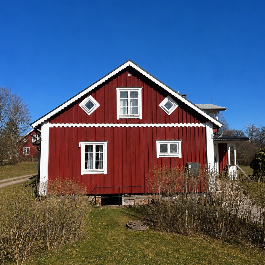 Fasad på rött hus efter byte av fasadgavel.