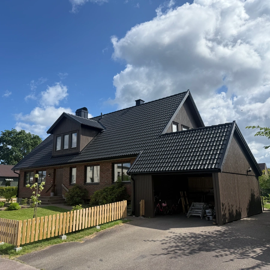 Nytt tak och fasad på brunt tegelhus