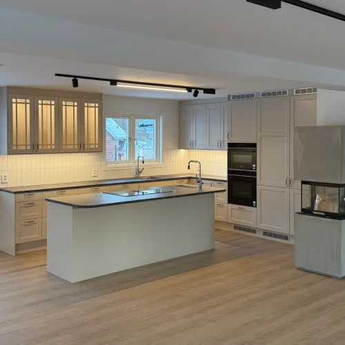Nytt kök med braskamin efter en köksrenovering