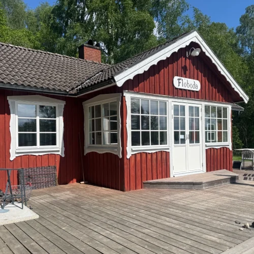 Fönsterbyte på framsida på stuga i Floboda