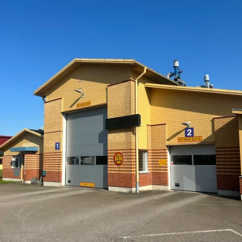 Framsidan på byggnaden till Bilprovningen i Markaryd