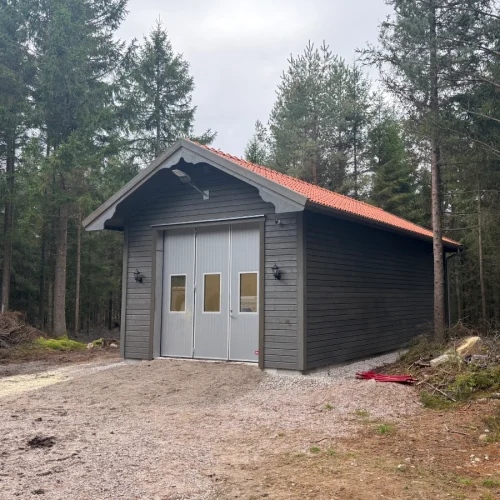 Maskinhall i skogen i Knäred