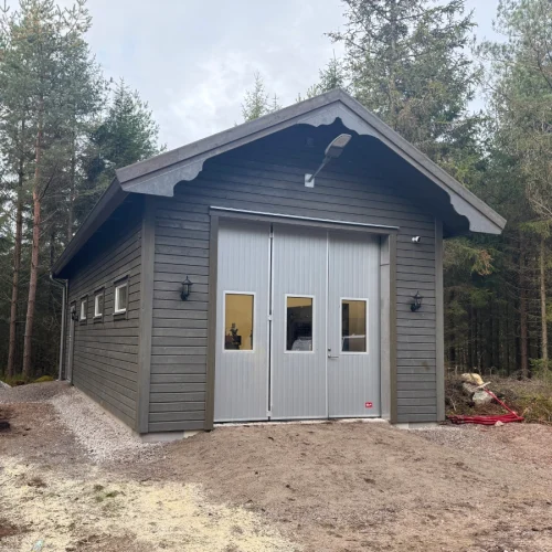 Framsida med port på maskinhall i Knäred