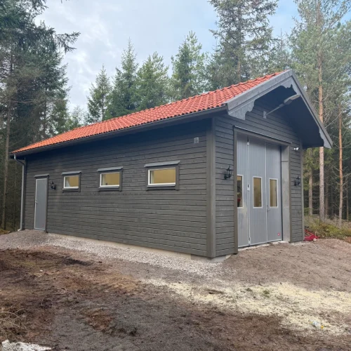 Långsida med fönster och dörr på maskinhall i Knäred