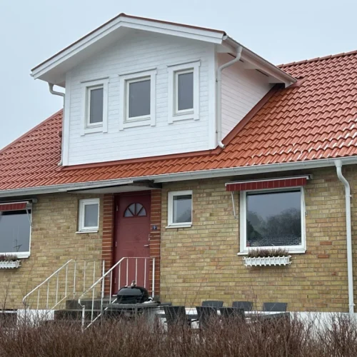 Nytt rött tak på gult tegelhus